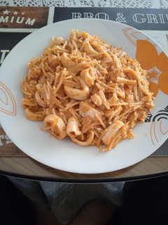 Una foto de Fideos con calamares y gambones
