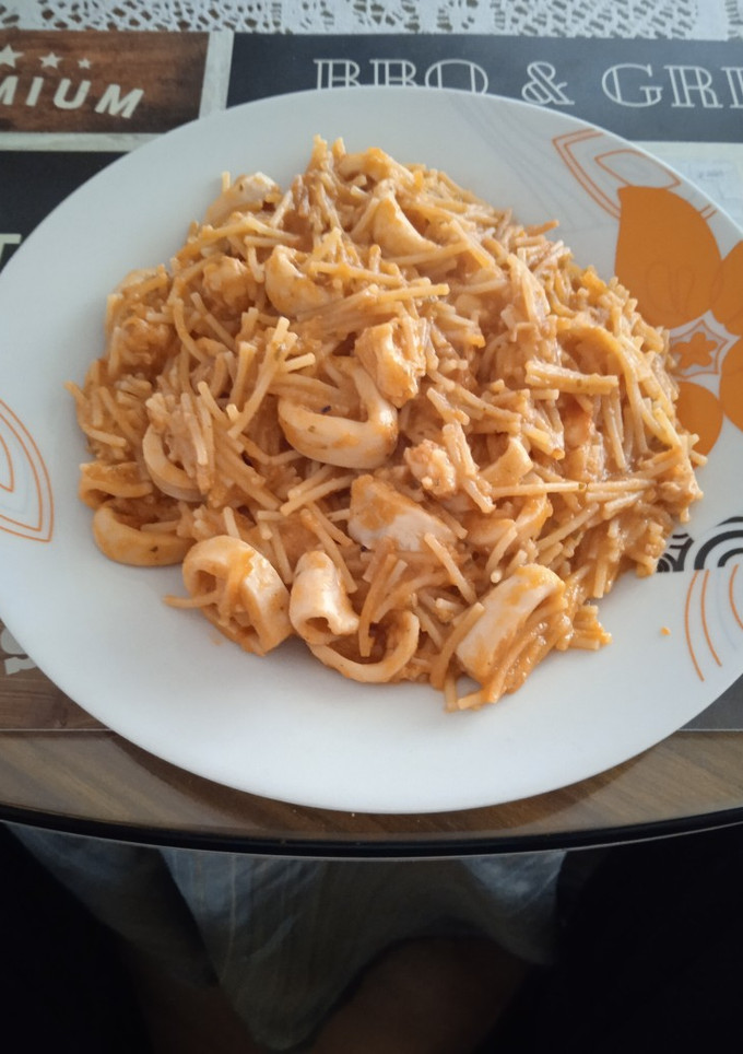 Una foto de Fideos con calamares y gambones