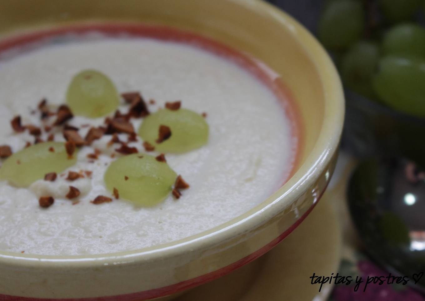 Crema de coliflor con uvas y almendras
