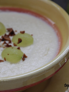 Una foto de Crema de coliflor con uvas y almendras