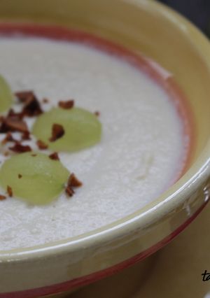 Una foto de Crema de coliflor con uvas y almendras