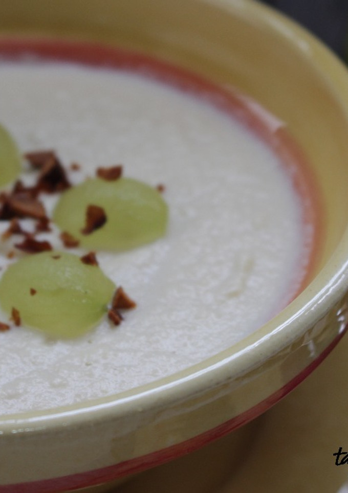Una foto de Crema de coliflor con uvas y almendras