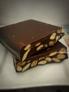 Una foto de Turrón de chocolate y almendras