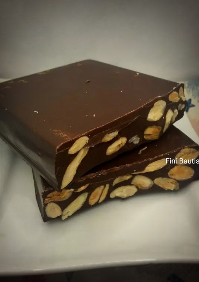 Una foto de Turrón de chocolate y almendras