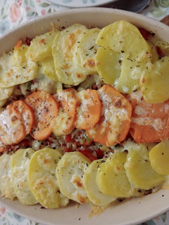 Una foto de Gratinado de patatas y batatas