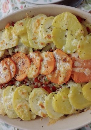 Una foto de Gratinado de patatas y batatas
