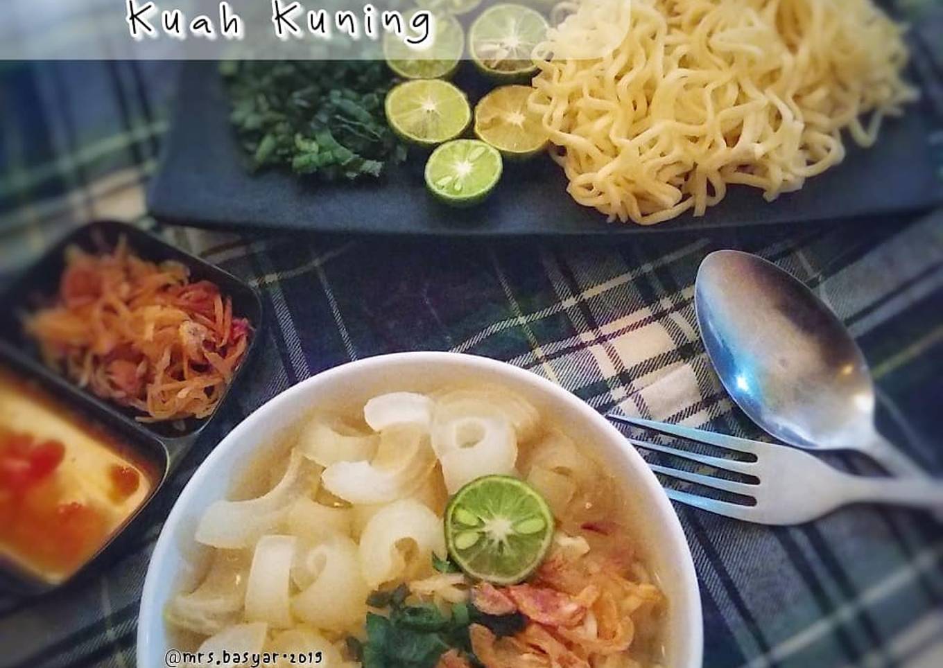 Soto mie kikil kuah kuning