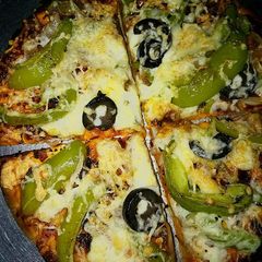A picture of Onion capsicum pizza.