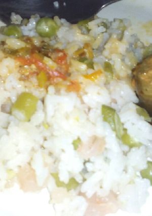 Una foto de Bagre con arroz con camarones y verduras