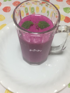 Una foto de Batido con pitahaya roja, fresas, manzana, yogur, miel!