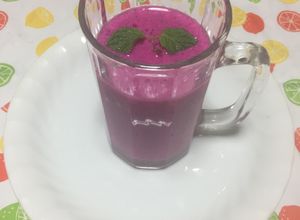 Una foto de Batido con pitahaya roja, fresas, manzana, yogur, miel!