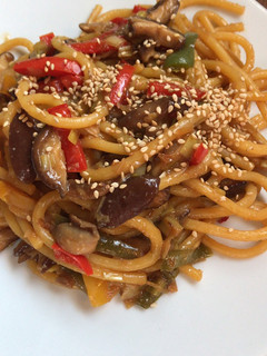 Una foto de Fideos udon con verduras