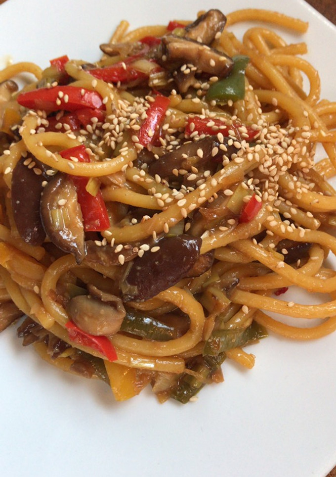 Una foto de Fideos udon con verduras