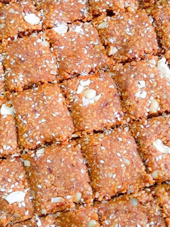 तिल मूंगफली गजक (til mungfali gajak recipe in Hindi) रेसिपी मुख्य फोटो