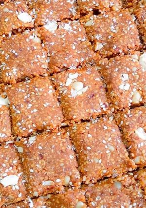 तिल मूंगफली गजक (til mungfali gajak recipe in Hindi) रेसिपी मुख्य फोटो