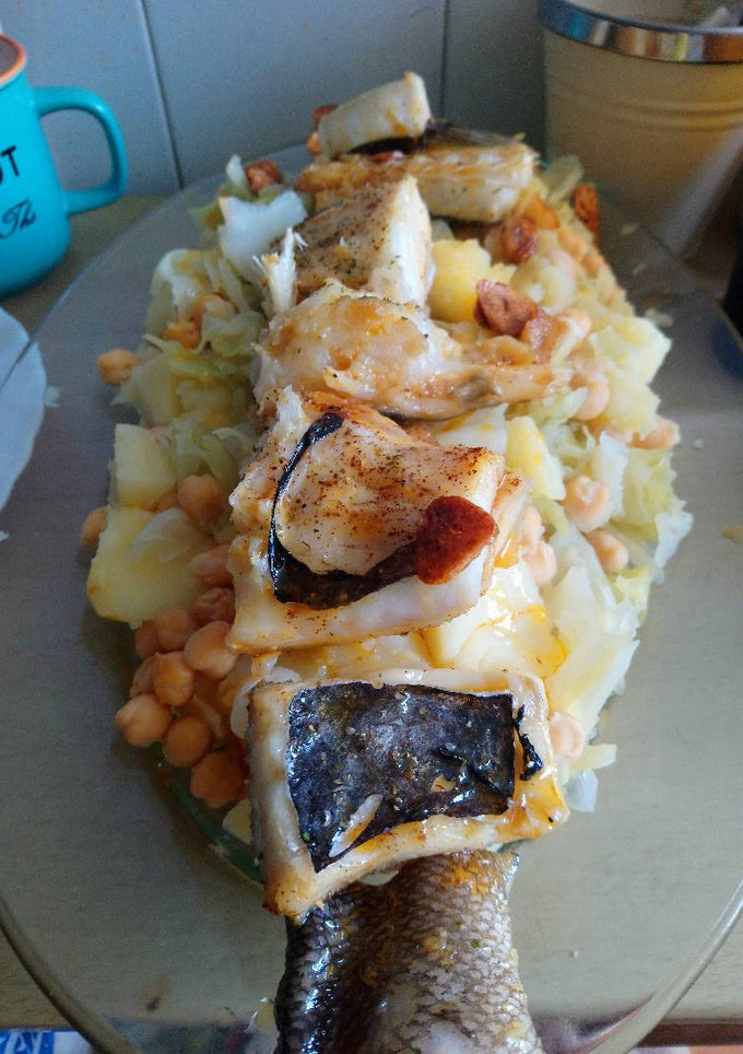 Una foto de Bacalao con repollo y garbanzos al estilo propio