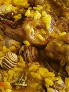 Una foto de Arroz con caracoles y conejo