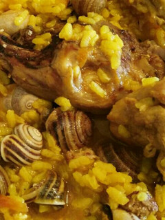 Una foto de Arroz con caracoles y conejo