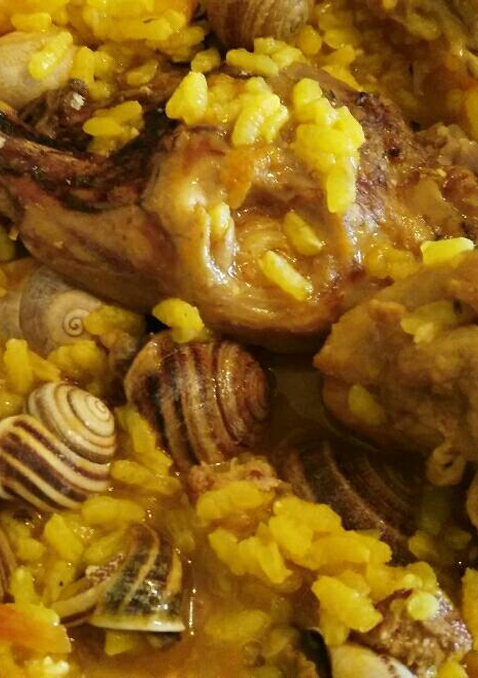Una foto de Arroz con caracoles y conejo