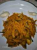 Fideos guisados con alcachofas, espárragos y chirlas