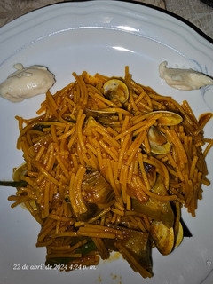 Una foto de Fideos guisados con alcachofas, espárragos y chirlas