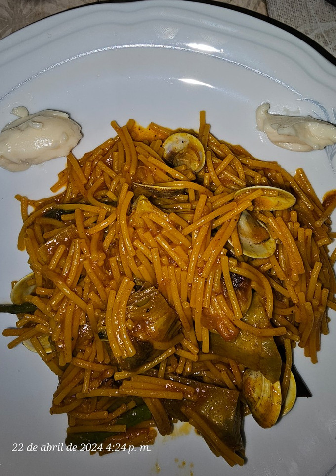 Una foto de Fideos guisados con alcachofas, espárragos y chirlas