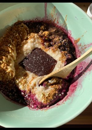 Étcsokoládés fitt zabkása sok gyümivel recept fotója