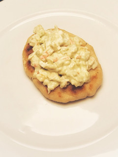Una foto de Ensalada de aguacate en pan naan