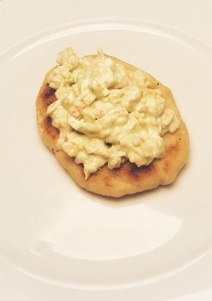 Una foto de Ensalada de aguacate en pan naan
