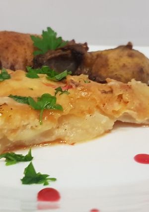 O poză a rețetei Cartofi gratinați cu friptură de pui la cuptor.