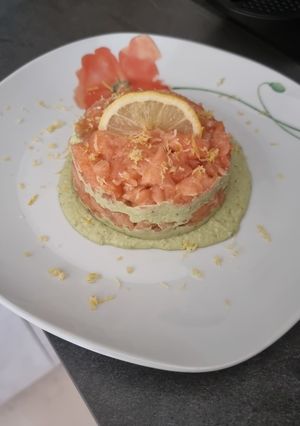 Foto di Tartare di salmone con pesto di avocado