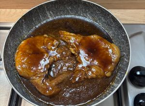 Une photo de Côte de porc laquée à la sauce soja sucrée