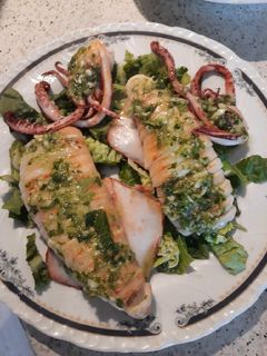 Una foto de Calamares plancha con ajillo