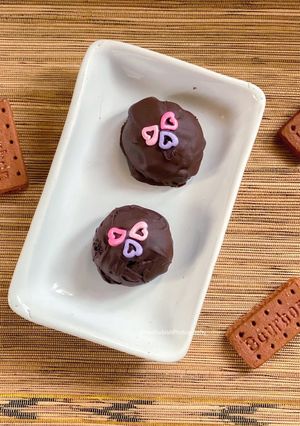 A picture of Bourbon Biscuit Chocolate Pops.