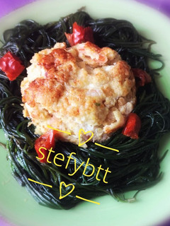 Foto di Hamburger di gamberetti su un nido di agretti