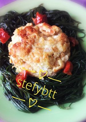 Foto di Hamburger di gamberetti su un nido di agretti