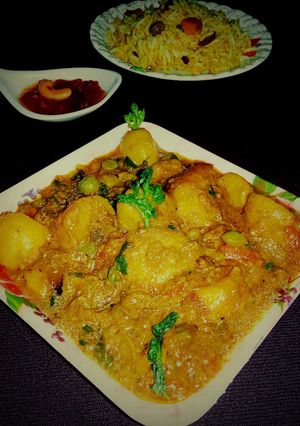 মটরশুঁটি দিয়ে আলুর দম(Matarsuti diye aloor dum recipe in Bengali) রেসিপির প্রধান ছবি