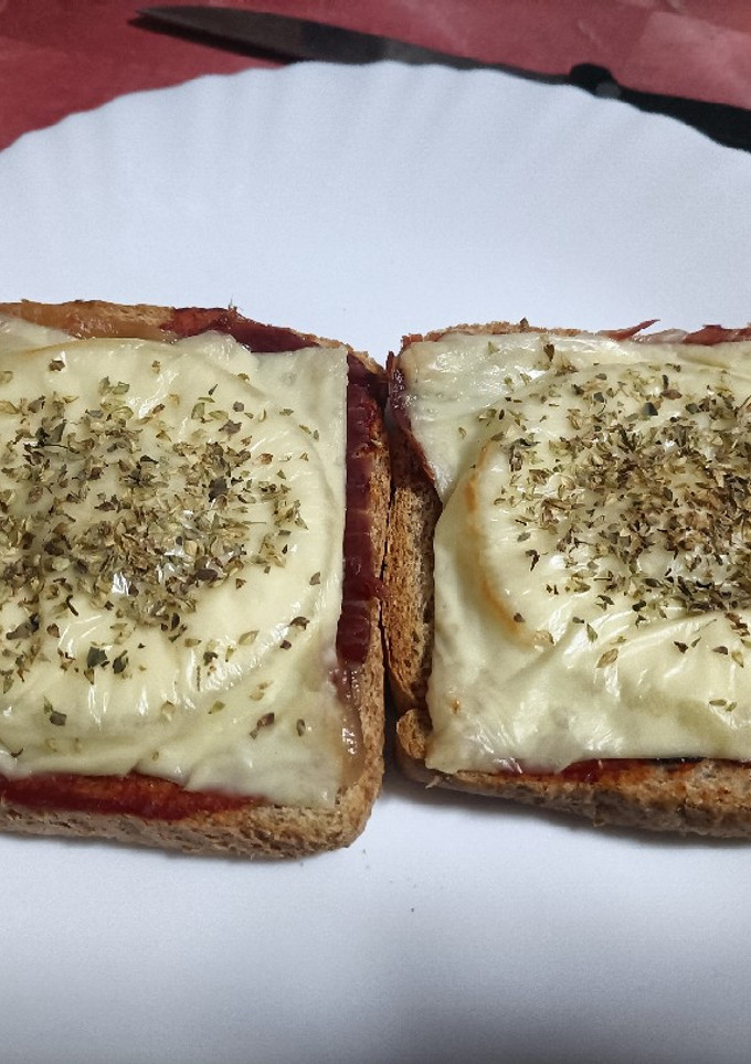 Una foto de Tosta de serrano con piña y queso