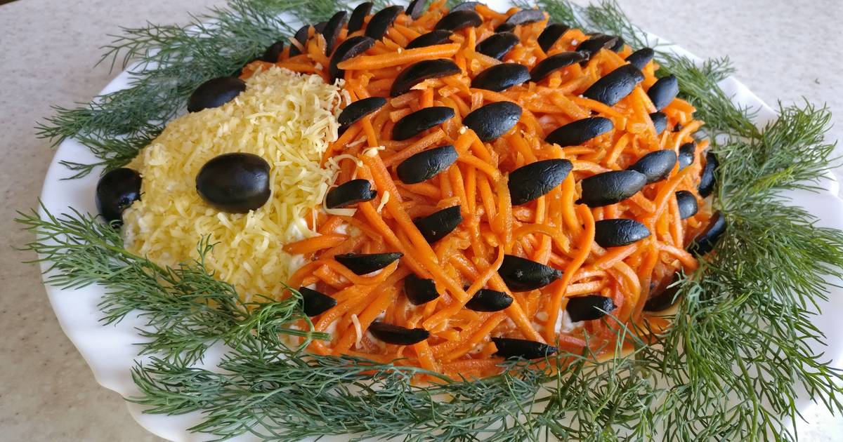Салат ежик на новый год 2018 с курицей, грибами, корейской морковью, маслинами