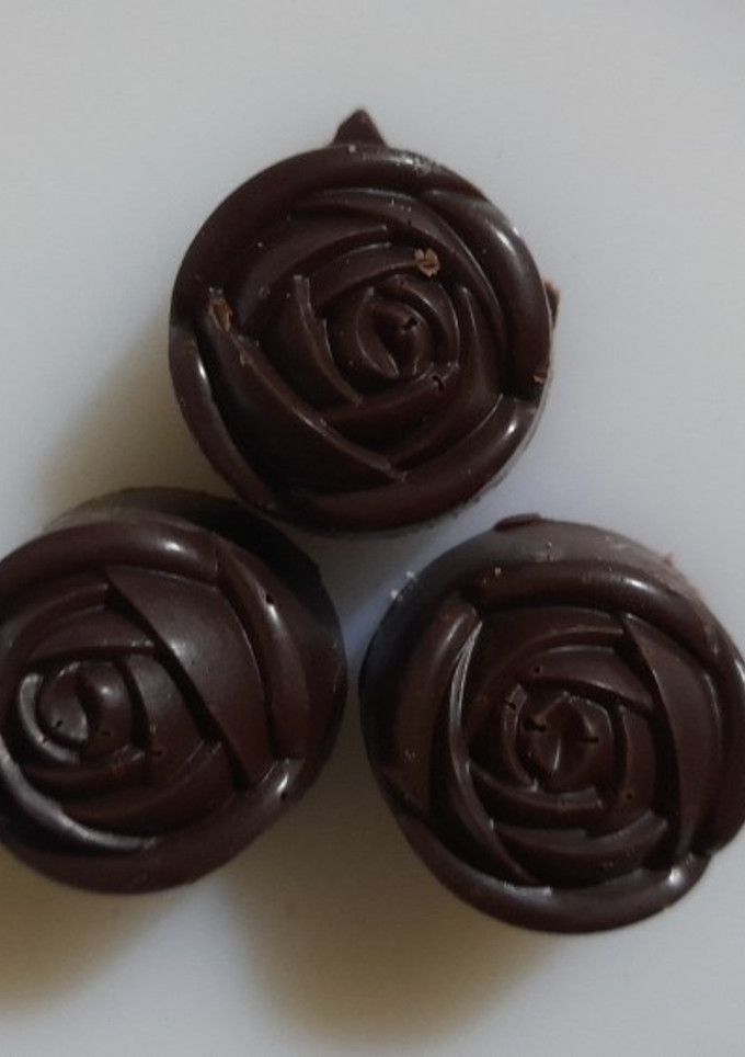 Una foto de Bombones de chocolate rellenos de reducción de ponche