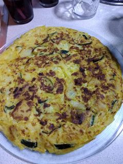 Una foto de Tortilla de patatas y un toque con un poco calabacín