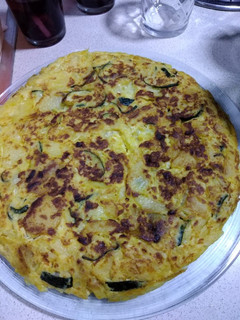 Una foto de Tortilla de patatas y un toque con un poco calabacín