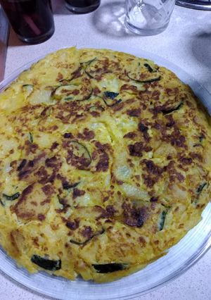 Foto principal de Tortilla de patatas y un toque con un poco calabacín