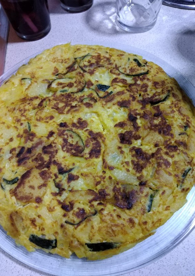 Una foto de Tortilla de patatas y un toque con un poco calabacín