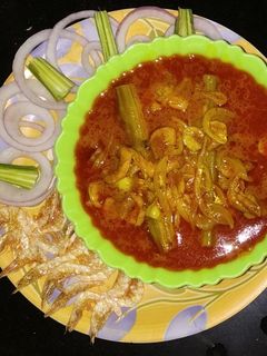 सुक्की करदी आणि शेवग्याच्या शेंगा कालवण (shevgyacha shenga kalwan recipe in marathi) रेसिपी चे मुख्य फोटो