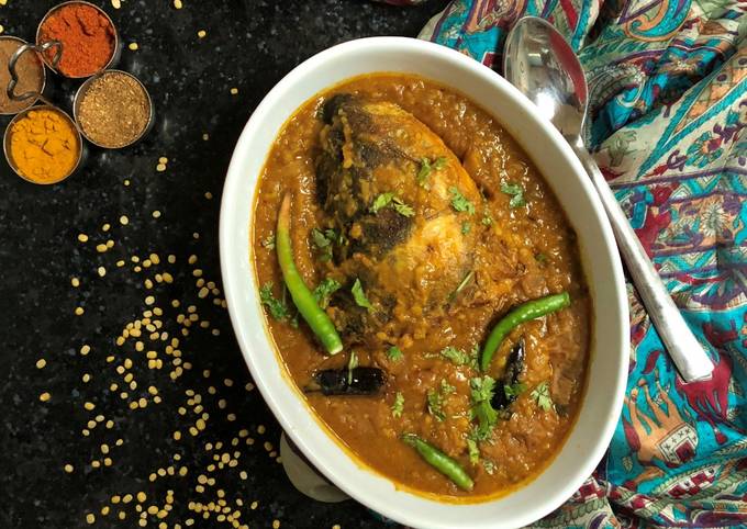 Macher Muro diye Dal (Fish Head Lentil Curry - Bengali Style)