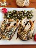 Salmón con costra al horno con guarnición de habas baby