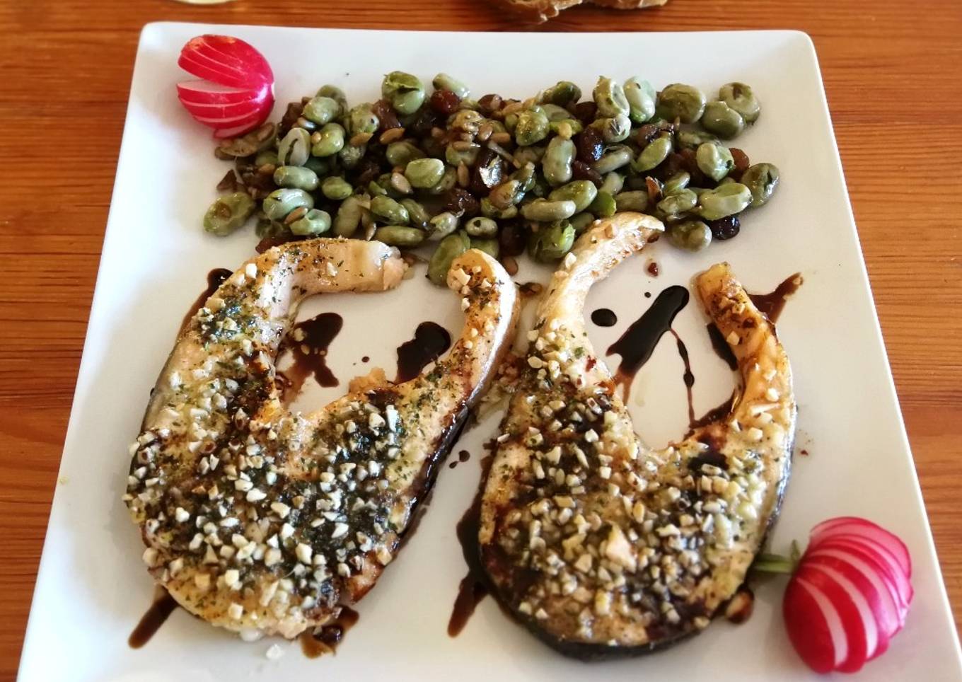 Salmón con costra al horno con guarnición de habas baby