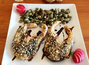 Foto principal de Salmón con costra al horno con guarnición de habas baby
