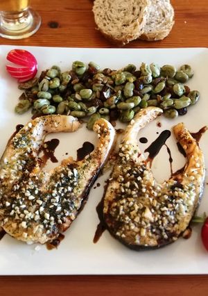 Una foto de Salmón con costra al horno con guarnición de habas baby